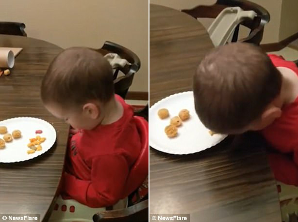 困到無法呼吸！2歲男孩這樣吃晚餐