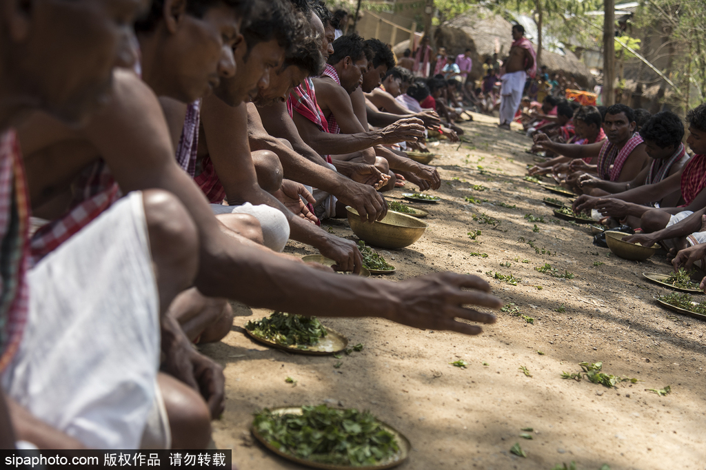 印度恐怖習俗！賈函節(jié)印度教徒墳墓掘頭骨攜帶游行