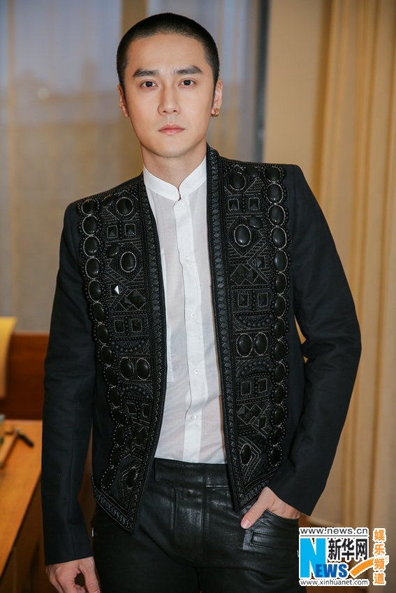 蔣勁夫出席活動(dòng)展好身材 復(fù)古穿搭硬朗率性