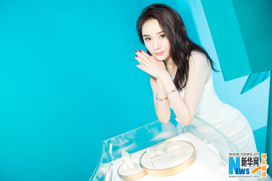 楊冪簡約白裙盡展摩登女性百變姿態(tài)