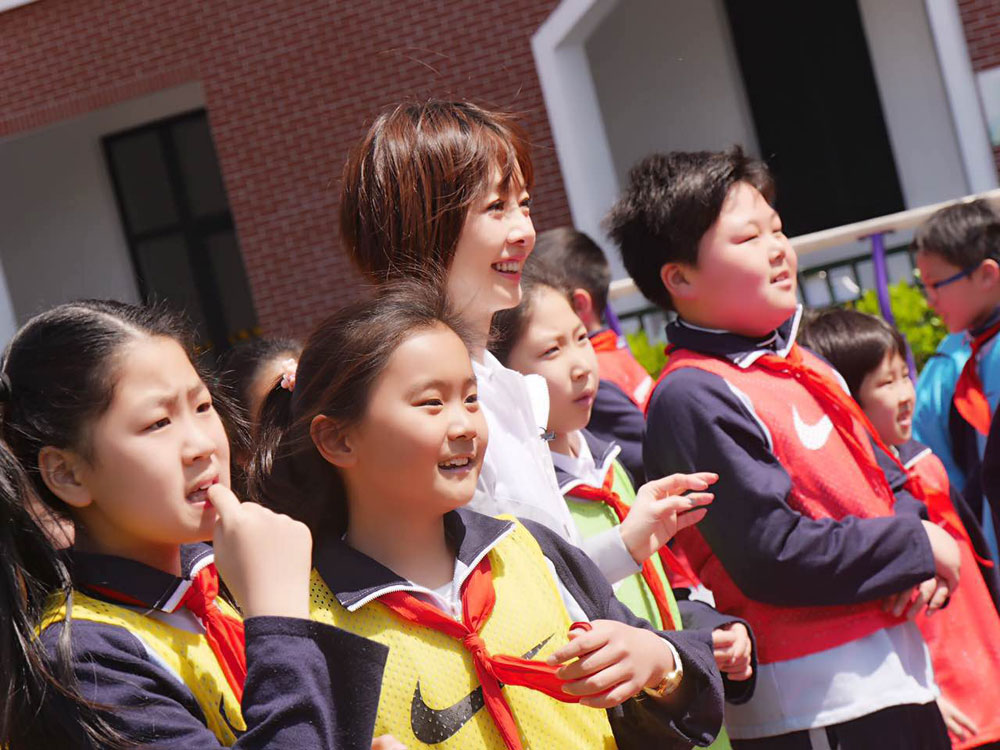 魯豫重返小學校園變孩子王 小女生情懷寫在臉上