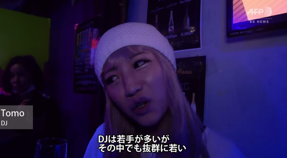 82歲奶奶蹦迪打碟 70歲開始學習打碟實現童年夢想