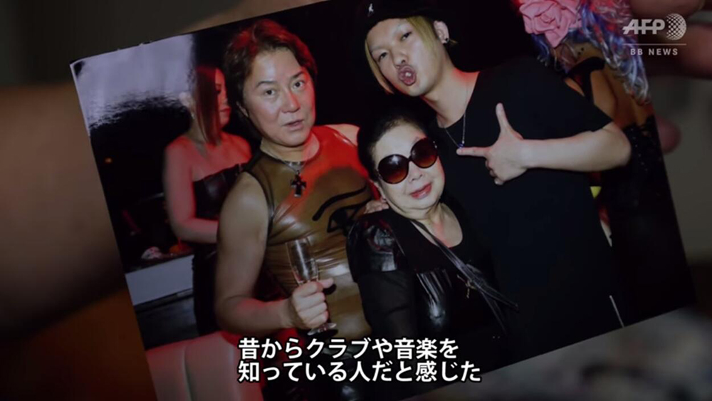 82歲奶奶蹦迪打碟 70歲開始學習打碟實現(xiàn)童年夢想