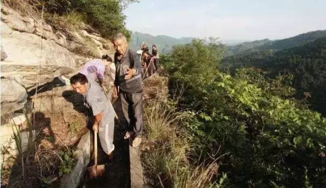 解碼中國丨這位當(dāng)代“愚公”在懸崖峭壁上鑿出7千米水渠,現(xiàn)實比神話傳說更震撼!