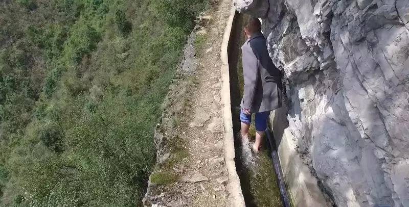 解碼中國丨這位當(dāng)代“愚公”在懸崖峭壁上鑿出7千米水渠,現(xiàn)實比神話傳說更震撼!