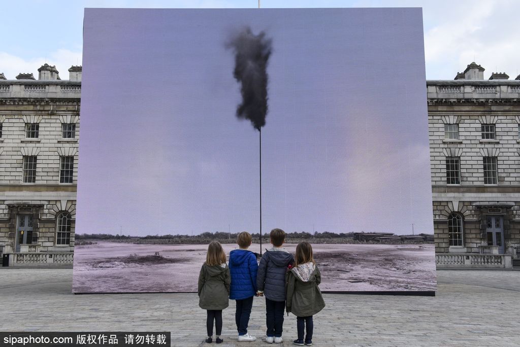 藝術與編程世界的交融 藝術家倫敦制造“冒煙”旗幟虛擬影像