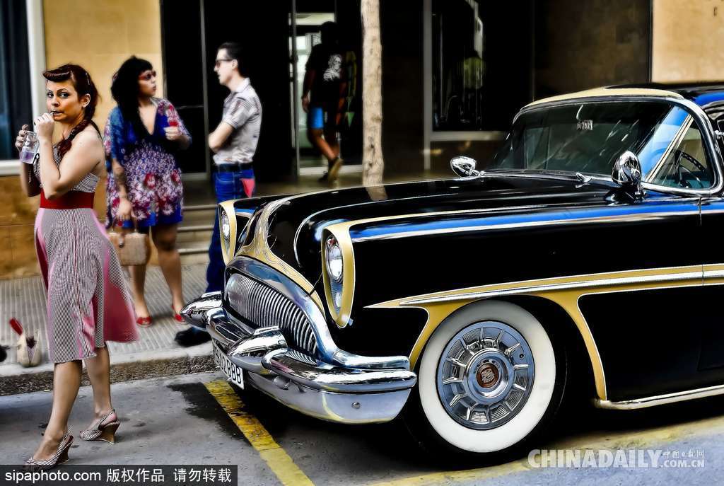 歡迎來到六十年代的歐洲 西班牙小鎮舉辦復古大派對