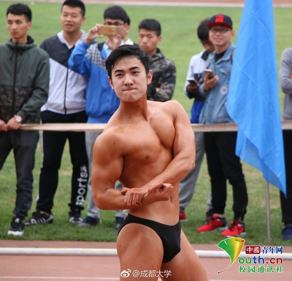 好害羞！成都大學運動會現(xiàn)“男子健身隊”引全場歡呼