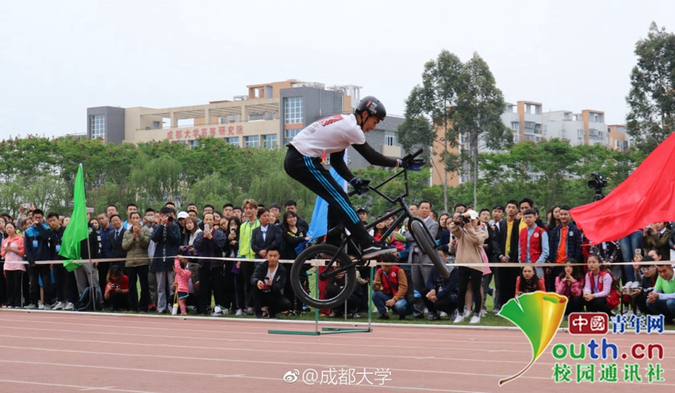 好害羞！成都大學(xué)運(yùn)動(dòng)會(huì)現(xiàn)“男子健身隊(duì)”引全場(chǎng)歡呼