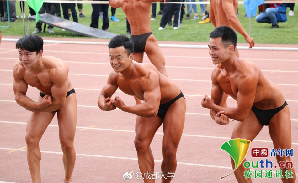 好害羞！成都大學運動會現“男子健身隊”引全場歡呼