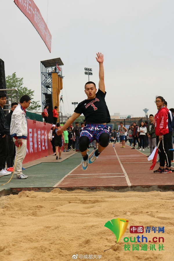 好害羞！成都大學(xué)運(yùn)動(dòng)會(huì)現(xiàn)“男子健身隊(duì)”引全場(chǎng)歡呼
