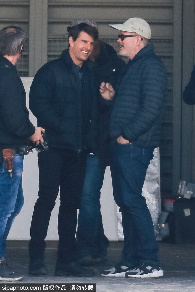 “阿湯哥”帥氣現(xiàn)身《碟中諜6》片場(chǎng)與員工有說有笑