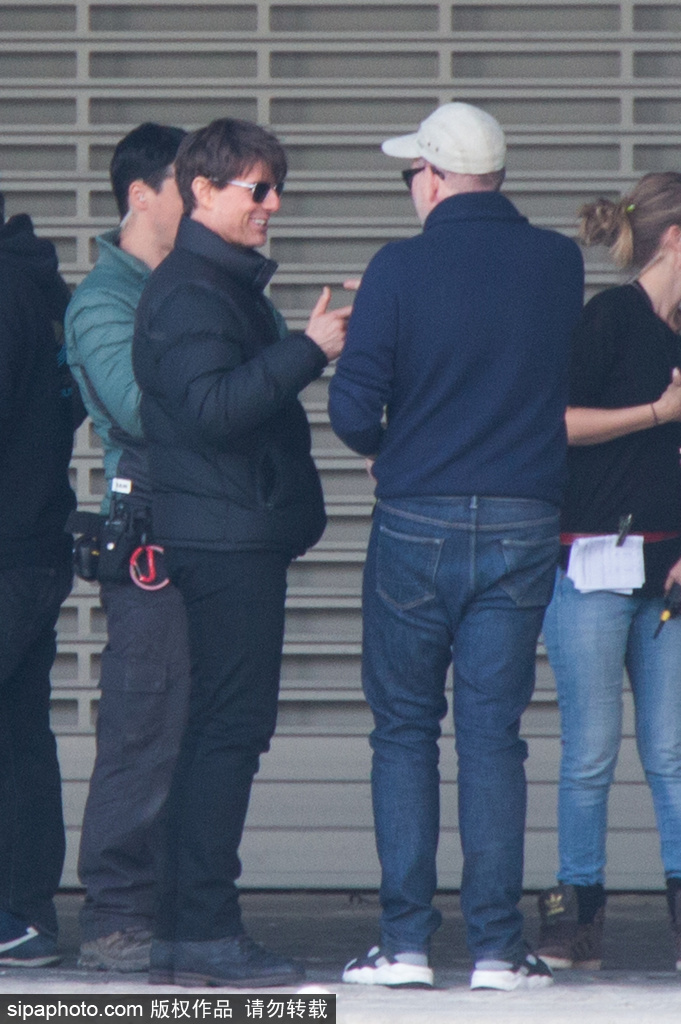 “阿湯哥”帥氣現(xiàn)身《碟中諜6》片場(chǎng)與員工有說(shuō)有笑