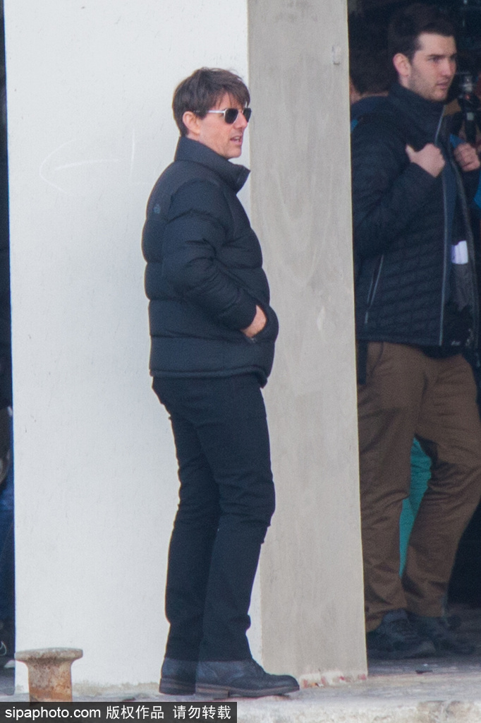 “阿湯哥”帥氣現身《碟中諜6》片場與員工有說有笑