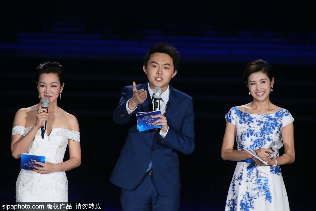 第七屆北京電影節：95歲秦怡坐輪椅現身閉幕式 林志玲與讓·雷諾俏皮頒獎