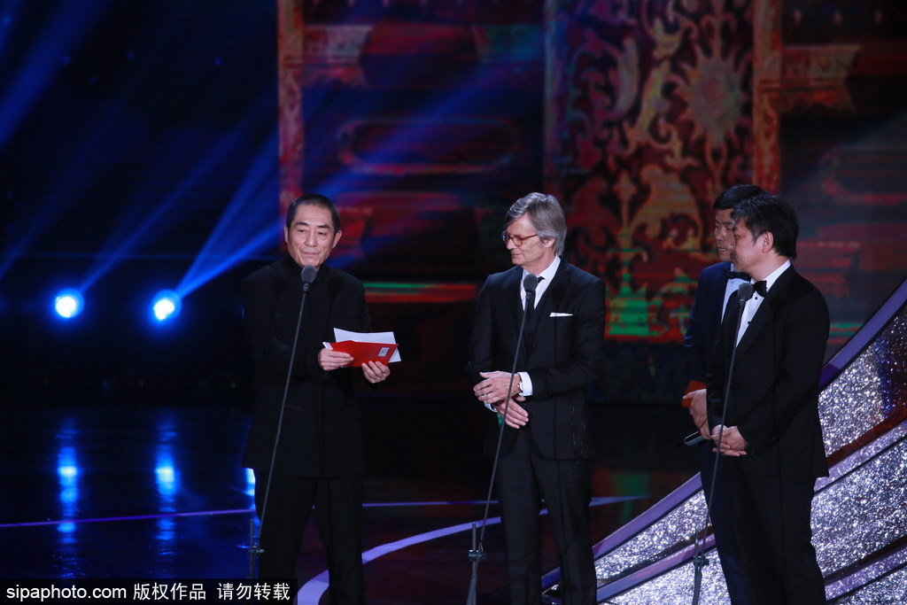第七屆北京電影節(jié)：95歲秦怡坐輪椅現(xiàn)身閉幕式 林志玲與讓·雷諾俏皮頒獎