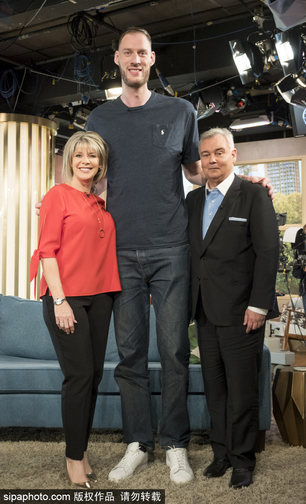 英國2米36巨人現身電視節目 站著扣籃嚇壞主持人