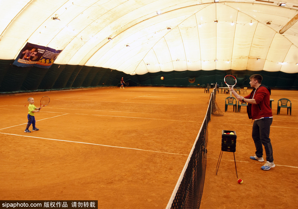 神奇！烏克蘭3歲男孩成最年輕網(wǎng)球注冊(cè)球員 打球有模有樣超可愛(ài)