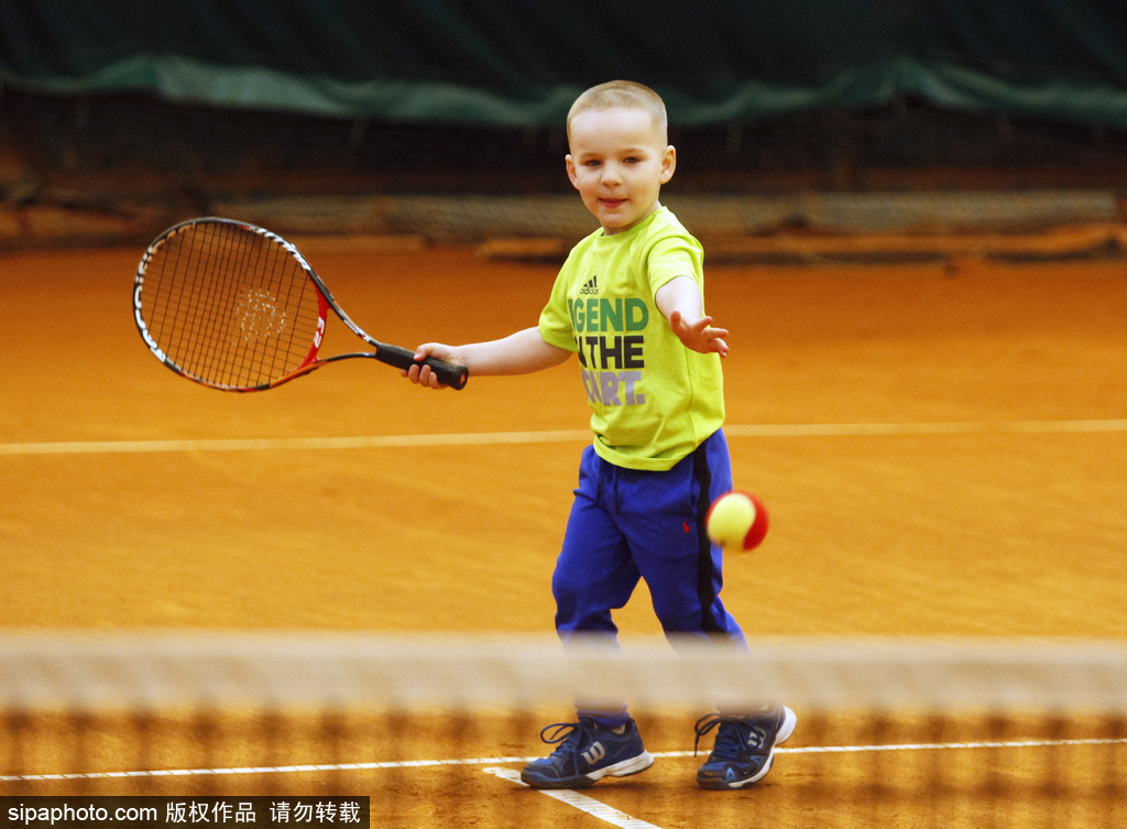 神奇！烏克蘭3歲男孩成最年輕網球注冊球員 打球有模有樣超可愛