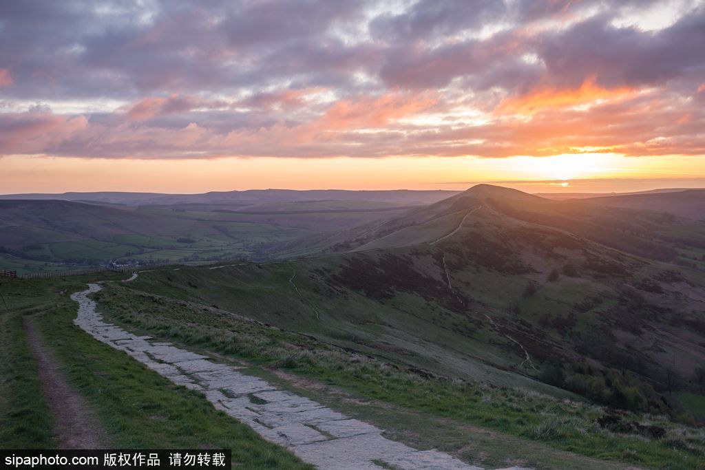 英國：德比郡天空現絕美日出 夢幻天空如臨仙境