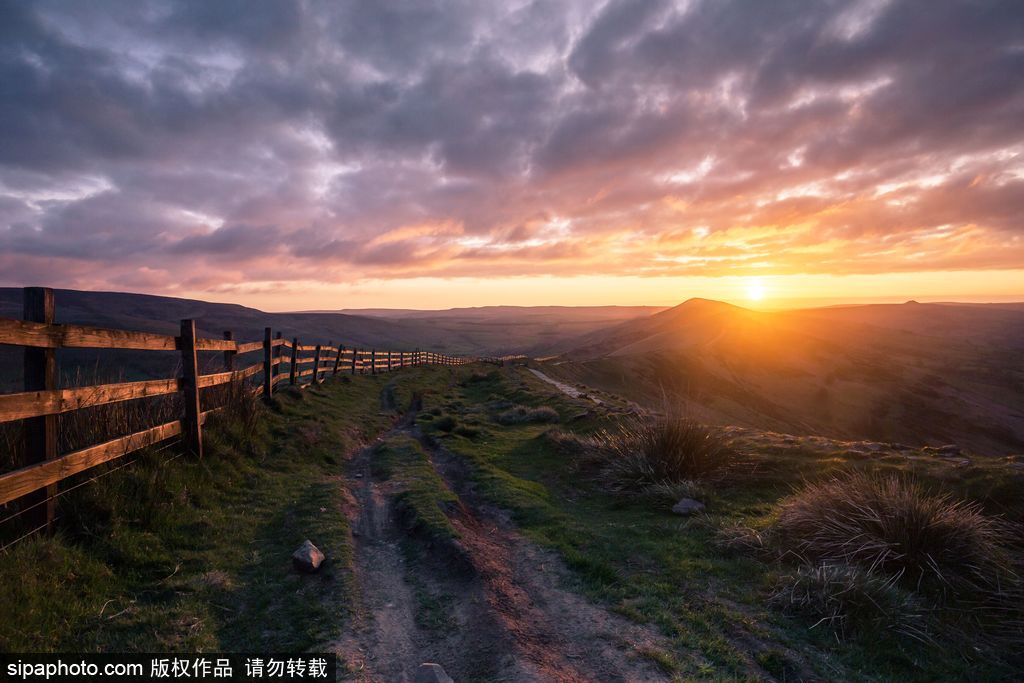英國：德比郡天空現(xiàn)絕美日出 夢(mèng)幻天空如臨仙境