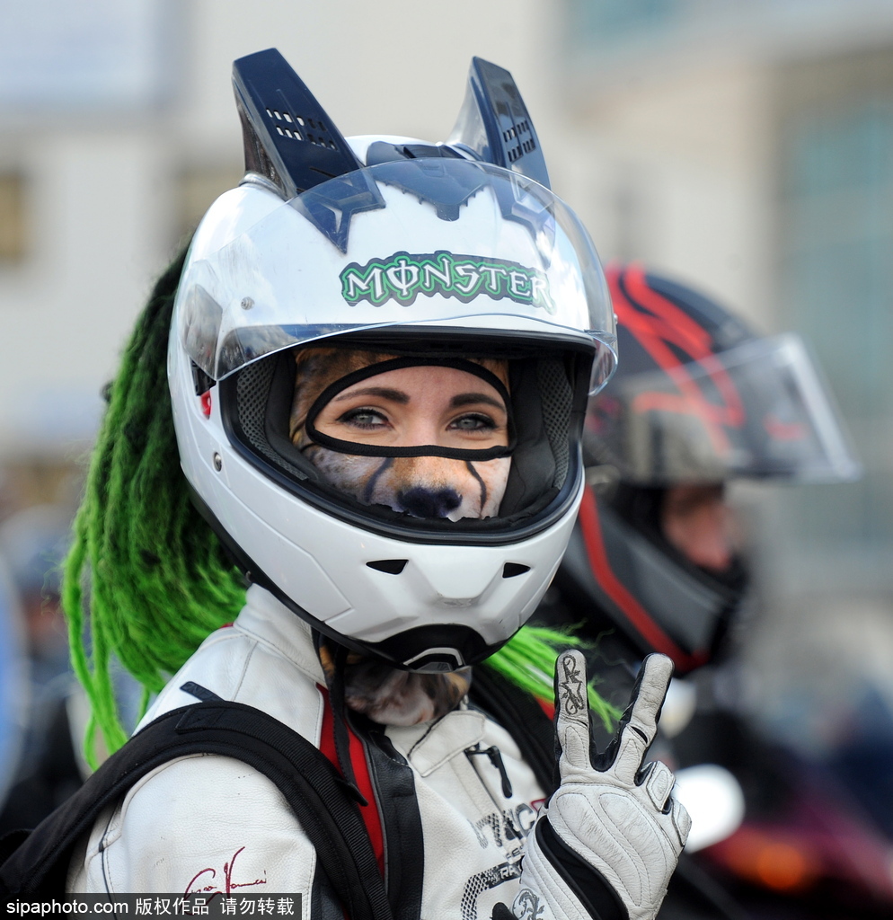 白俄羅斯舉行摩托車游行場面壯觀 騎手蝙蝠俠造型酷炫亮相