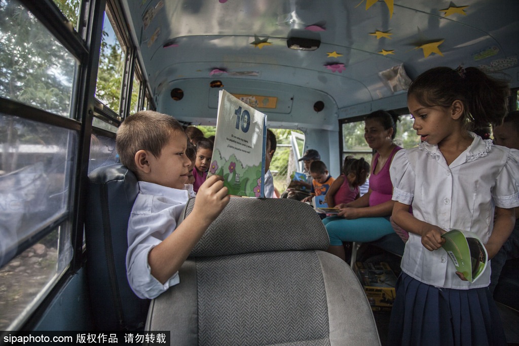 尼加拉瓜流動巴士圖書館 鄉村兒童“零距離”接觸知識