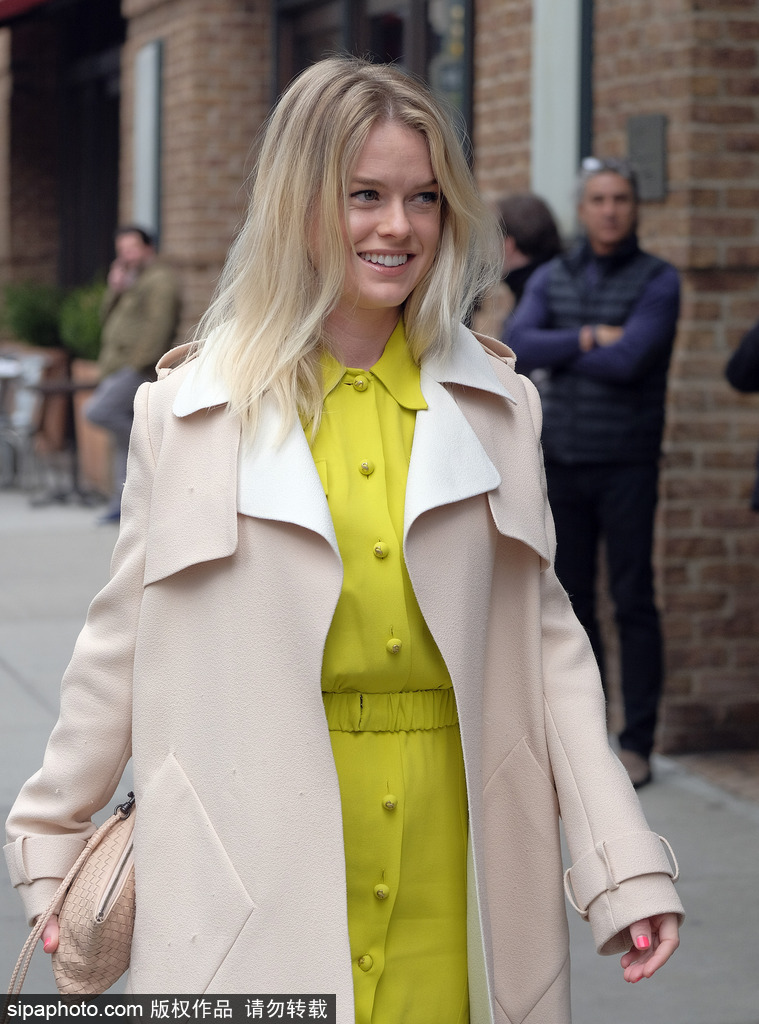 英女星愛麗絲·伊芙身著駝色大衣出街 內搭明黃套裝吸人眼球