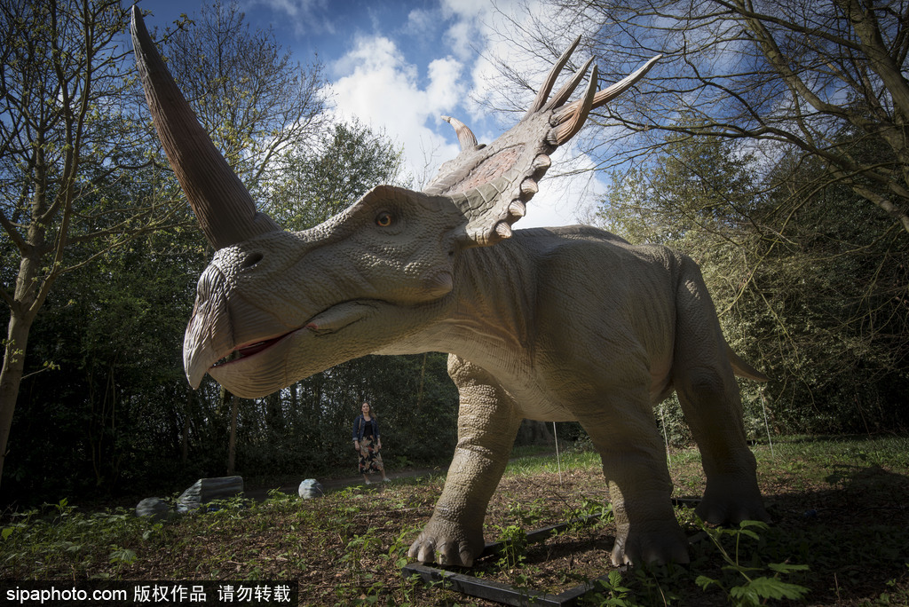 再現侏羅紀王國 倫敦奧斯特利公園舉辦互動恐龍模型展