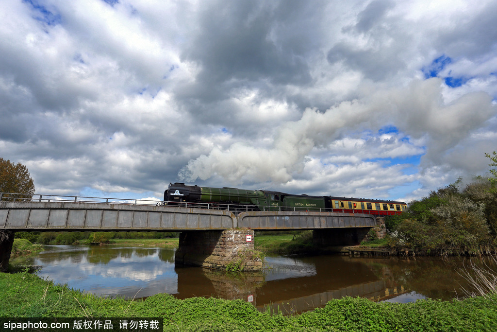 老技術也能飆車 英國“旋風號”蒸汽火車跑出161公里/小時