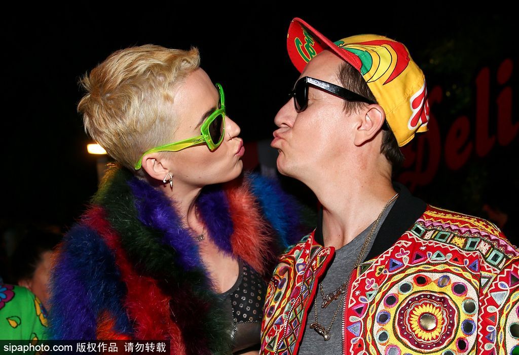 放飛自我！水果姐染了一頭綠發(fā) 還和出柜設(shè)計(jì)師熱吻