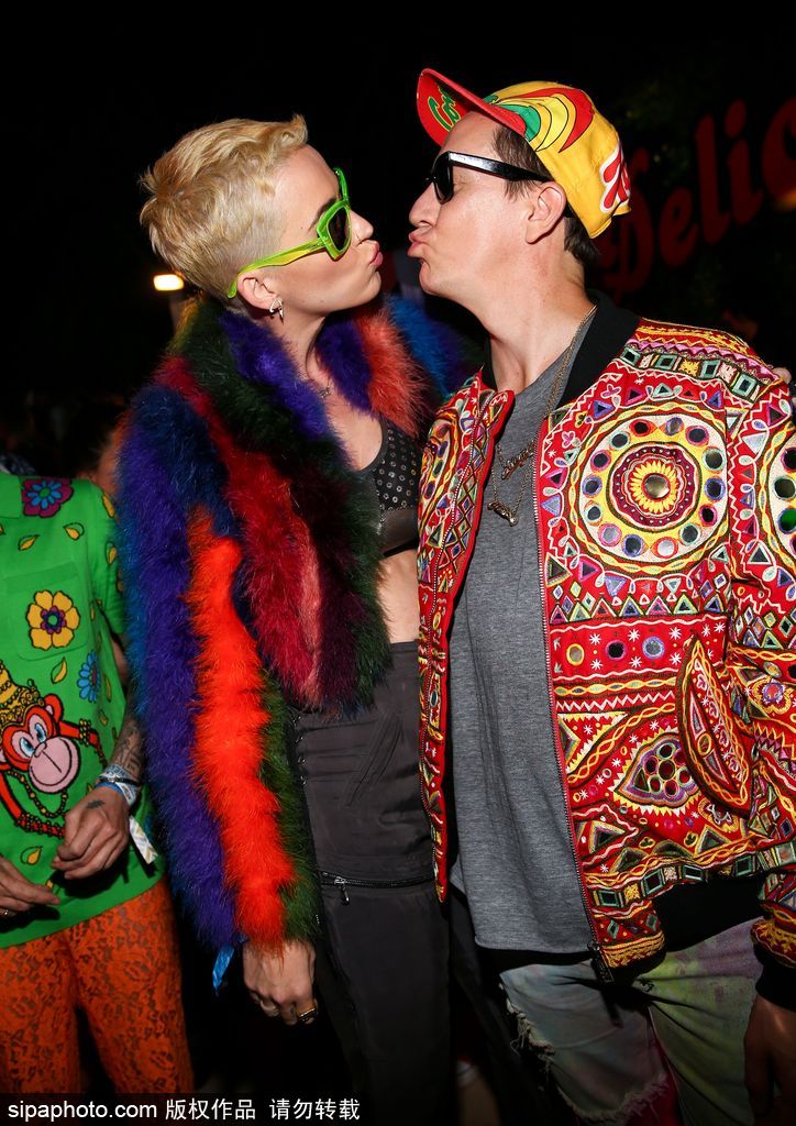 放飛自我！水果姐染了一頭綠發(fā) 還和出柜設(shè)計(jì)師熱吻