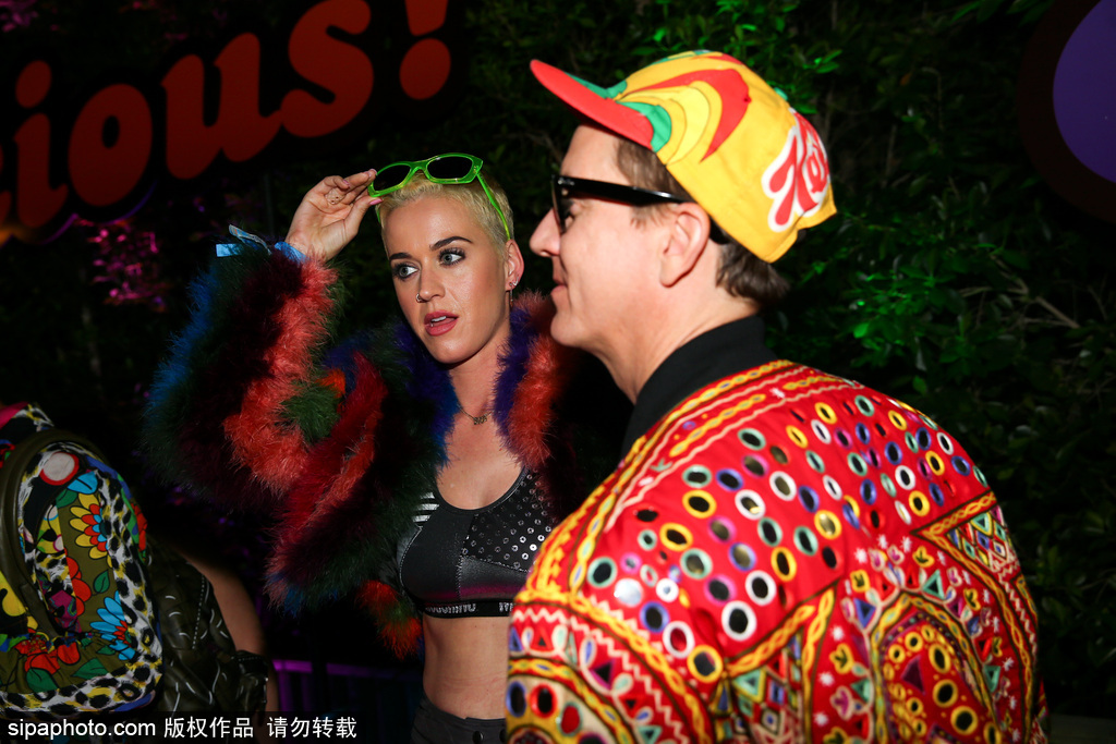 放飛自我！水果姐染了一頭綠發(fā) 還和出柜設(shè)計(jì)師熱吻