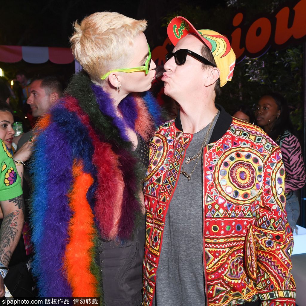 放飛自我！水果姐染了一頭綠發 還和出柜設計師熱吻