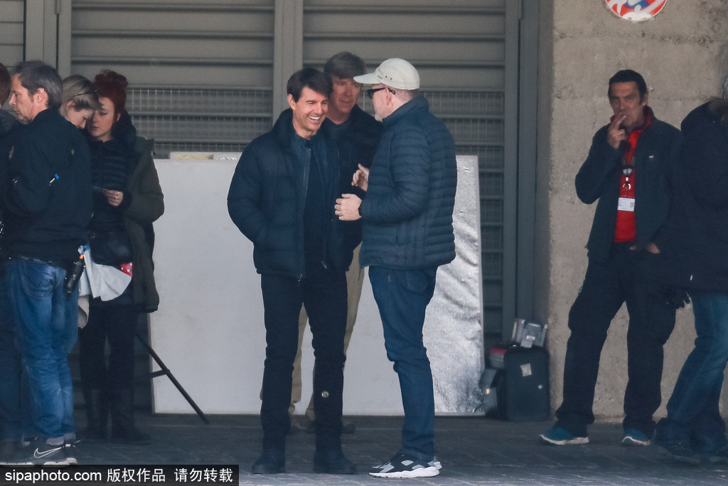 “阿湯哥”帥氣現身《碟中諜6》片場與員工有說有笑