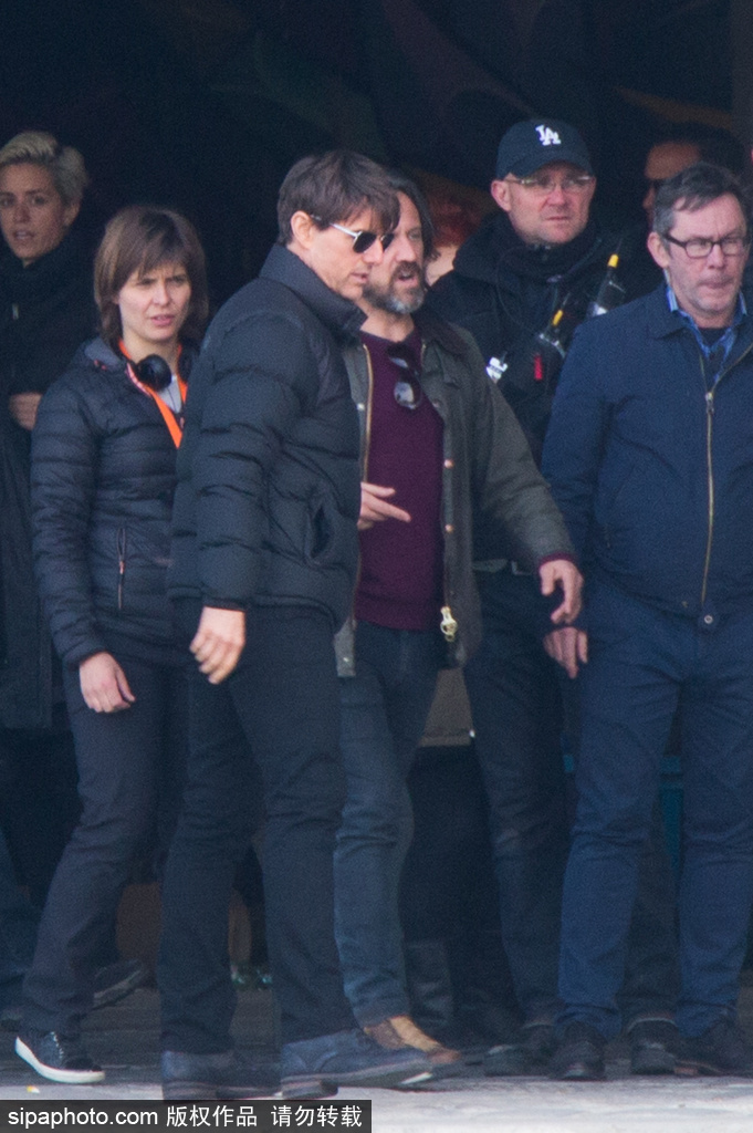 “阿湯哥”帥氣現身《碟中諜6》片場與員工有說有笑