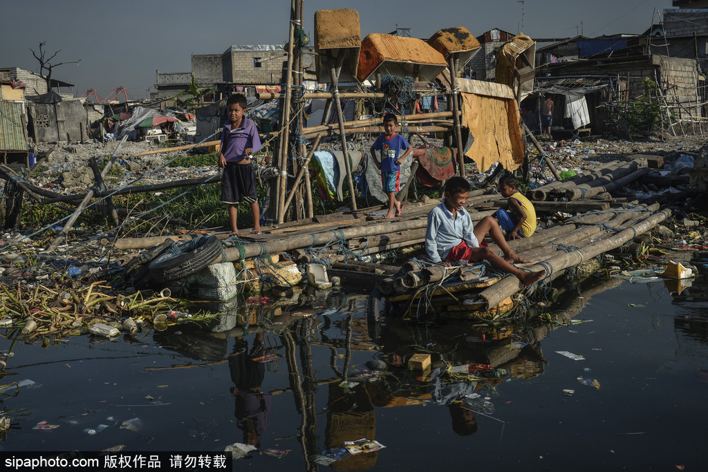記錄一個(gè)真實(shí)的菲律賓貧民窟生活 “垃圾河”觸目驚心