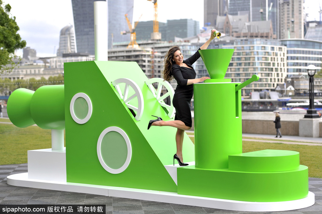 神奇！英國(guó)現(xiàn)巨型薯片機(jī) 可將薯片轉(zhuǎn)化成“味道云”