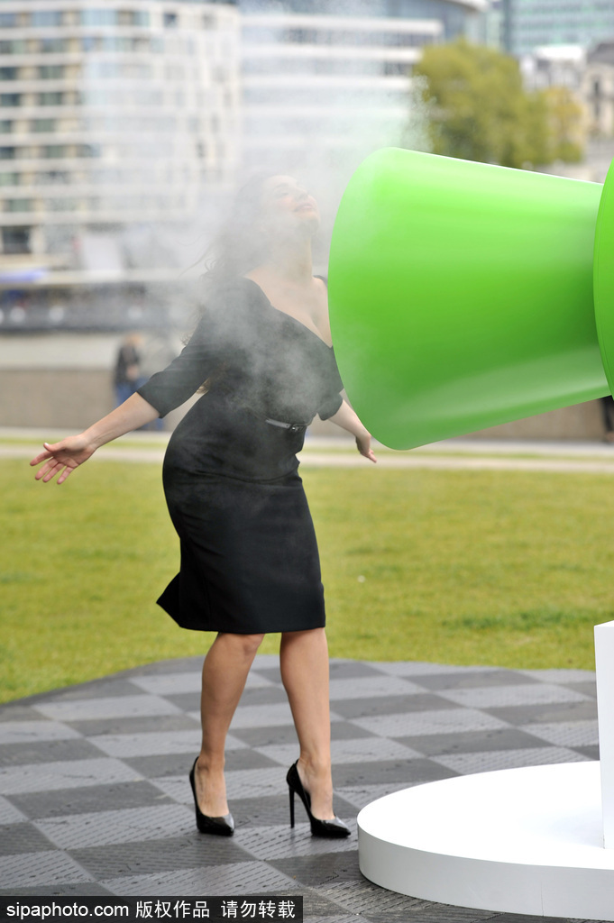 神奇！英國(guó)現(xiàn)巨型薯片機(jī) 可將薯片轉(zhuǎn)化成“味道云”