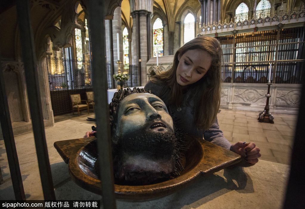 英國教堂舉行木雕藝術展 奇詭神秘仿若走進木偶城堡