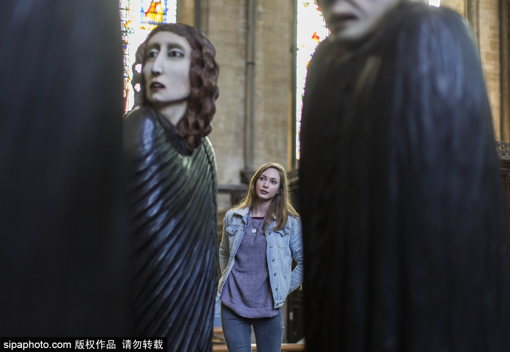 英國教堂舉行木雕藝術展 奇詭神秘仿若走進木偶城堡