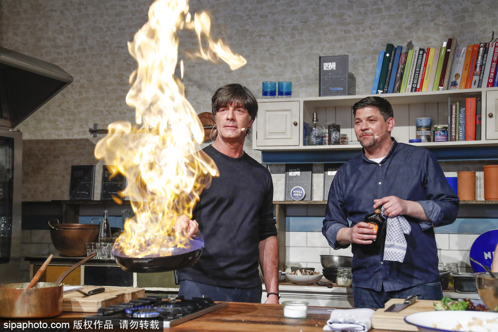 舌尖上的美食？勒夫參加節目變身大廚 鍋鏟翻飛火光沖天