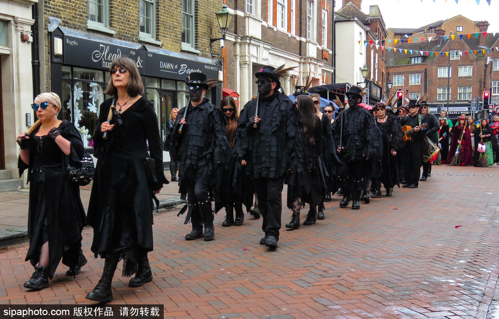 當(dāng)你光鮮亮麗地過五一時(shí) 英國人在灰頭土臉地掃煙囪 探訪英國“掃煙囪節(jié)”