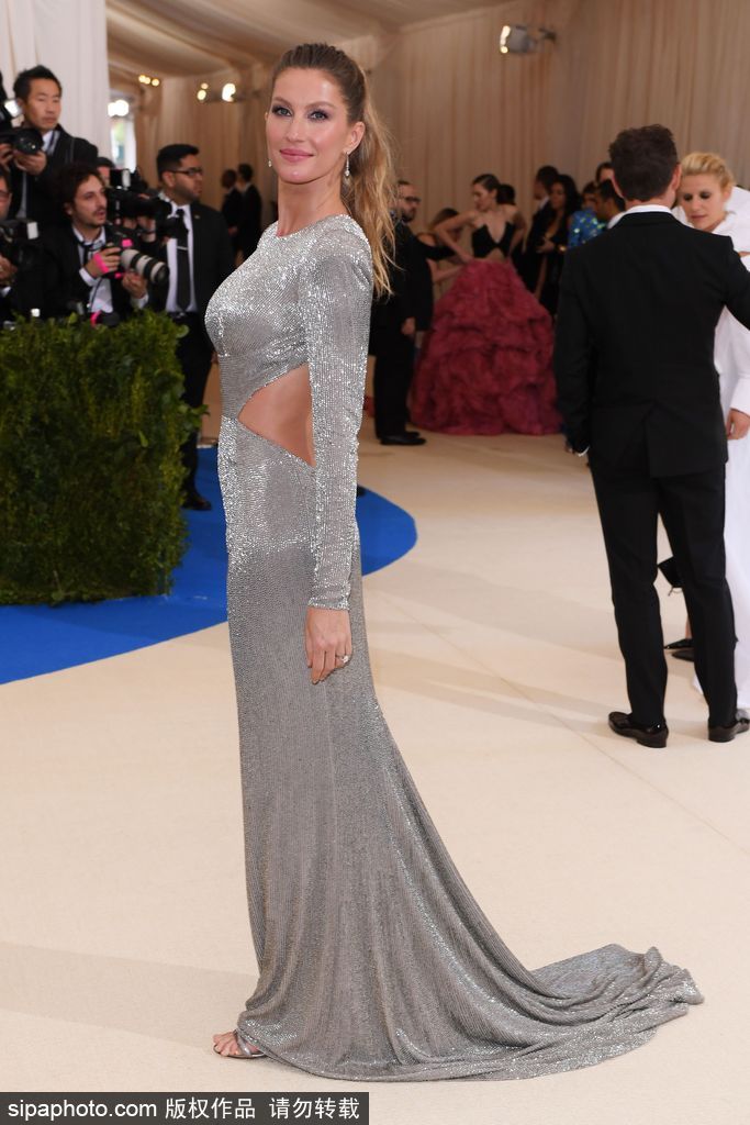 2017Met gala紅毯：吉賽爾·邦辰一襲銀色魚(yú)尾禮裙性感至極 與老公紅毯擁吻