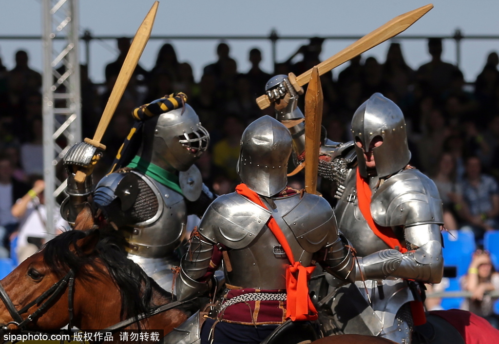 莫斯科舉行國際騎士節(jié) 全副武裝重現(xiàn)“中世紀(jì)”戰(zhàn)斗場景
