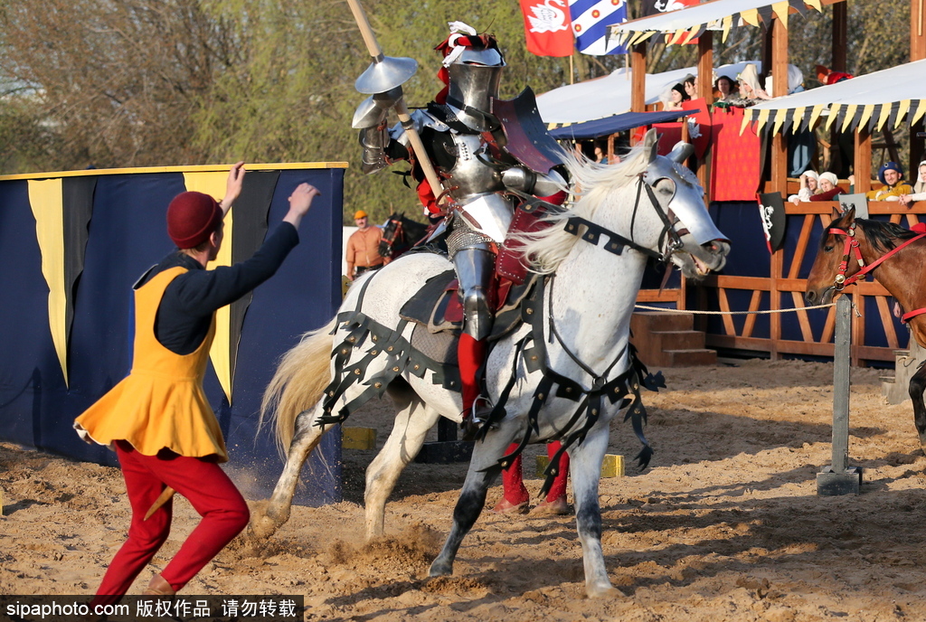 莫斯科舉行國際騎士節 全副武裝重現“中世紀”戰斗場景