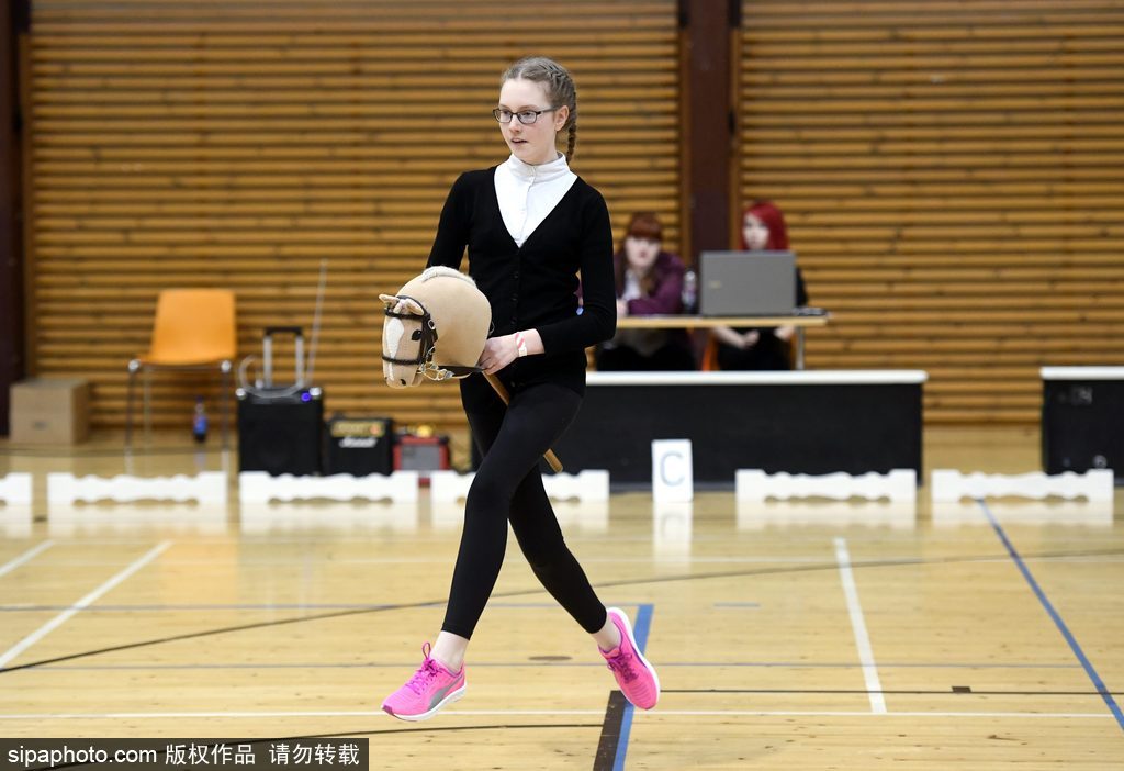 芬蘭舉行“霍比”賽馬錦標(biāo)賽 萌娃抱馬頭玩偶參賽歡樂(lè)不斷