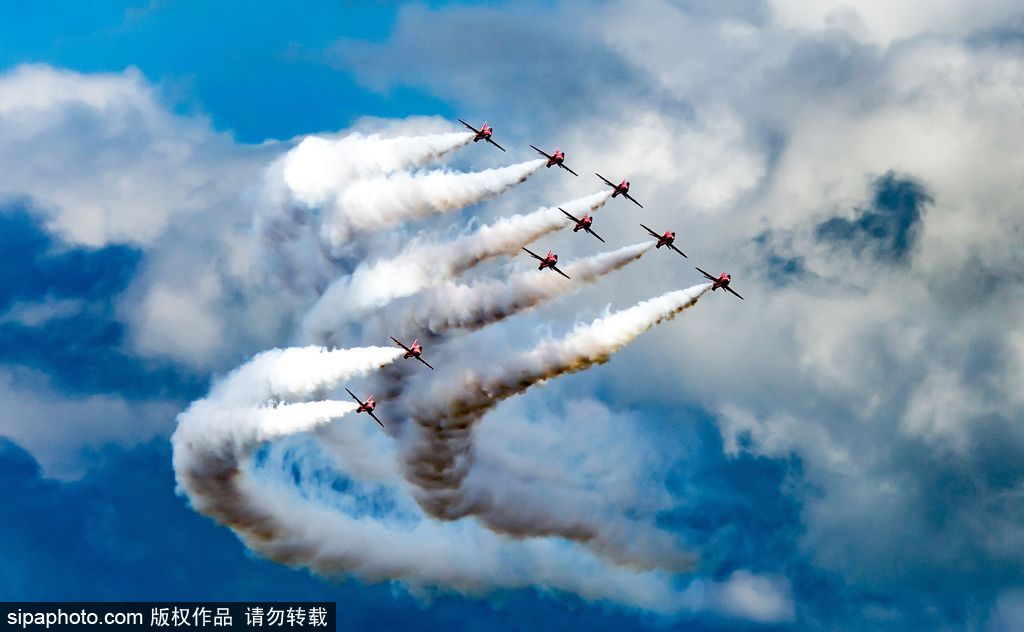 英國紅箭特技飛行隊編隊訓練 馳騁藍天高空炫技震撼人心
