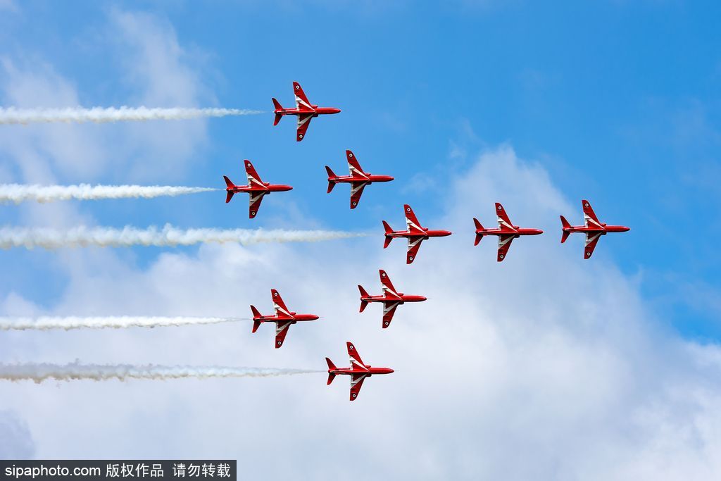 英國紅箭特技飛行隊(duì)編隊(duì)訓(xùn)練 馳騁藍(lán)天高空炫技震撼人心