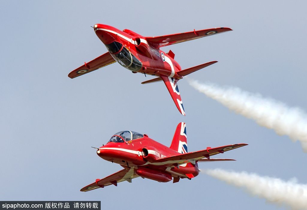 英國紅箭特技飛行隊編隊訓(xùn)練 馳騁藍天高空炫技震撼人心